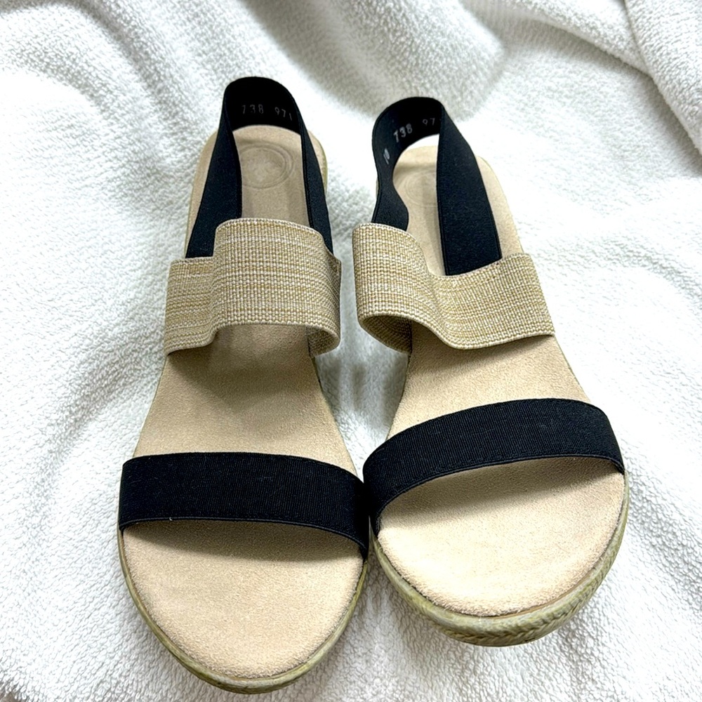 BNIB Charleston Shoe Company Cooper Sandals size 10 in Black/Linen